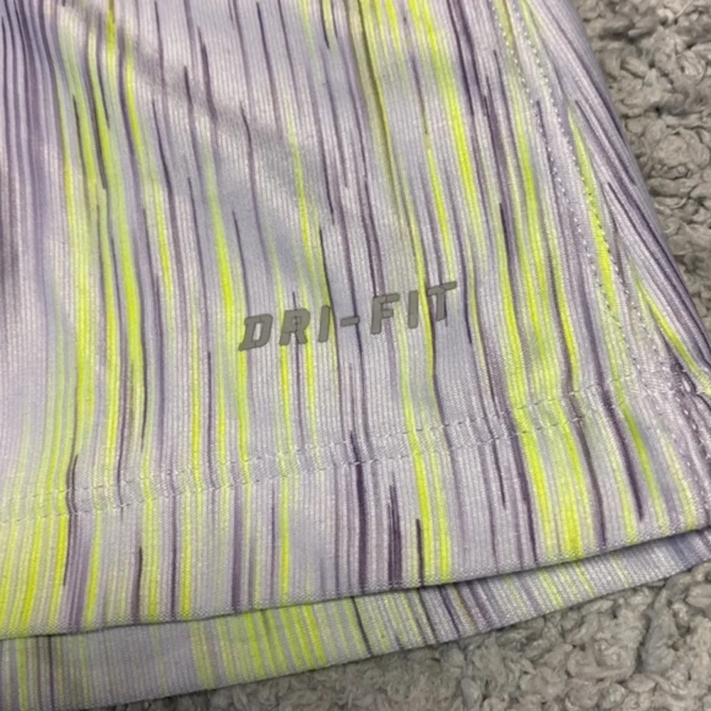 Woman's Nike‎ top